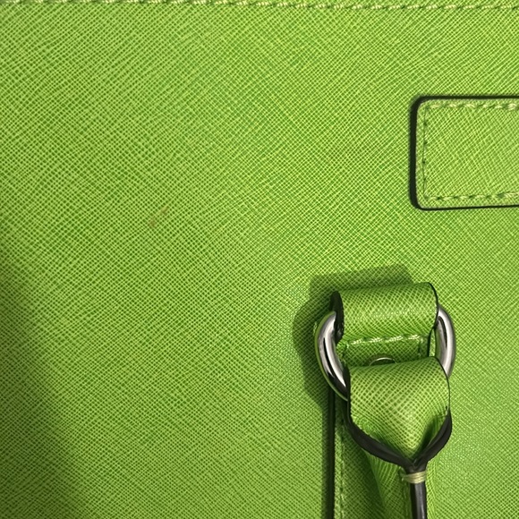 GREEN MICHAEL KORS PURSE GENTLY USED WITH SILVER CHAIN, KEY AND LOCK - Picture 8 of 14